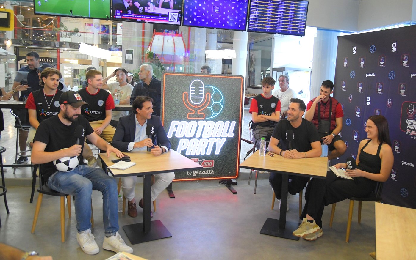 Χάρης Κοπιτσής και Γιώργος Λιβάνης στο pre-game show του Πάμε Στοίχημα Football Party by Gazzetta – O Χρήστος Κωστής, το σεντόνι, ο Βασίλης Τσιάρτας και το ζεϊμπέκικο