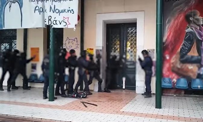 Επίθεση στη Νομική: «BINTEO NTOKOYMENTO» από την «επιχείρηση» της ΕΛΑΣ στη σχολή