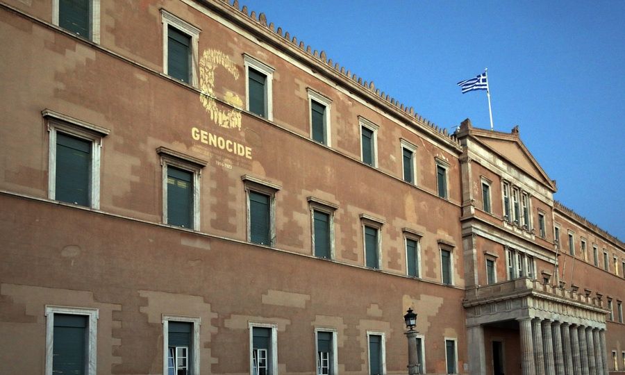 Στο κτήριο της Βουλής προβλήθηκε το λογότυπο με το αρχικό γράμμα της αγγλικής λέξης Genocide, το γράμμα G, ως ένδειξη πένθους για τα θύματα της Γενοκτονίας. ΑΠΕ-ΜΠΕ