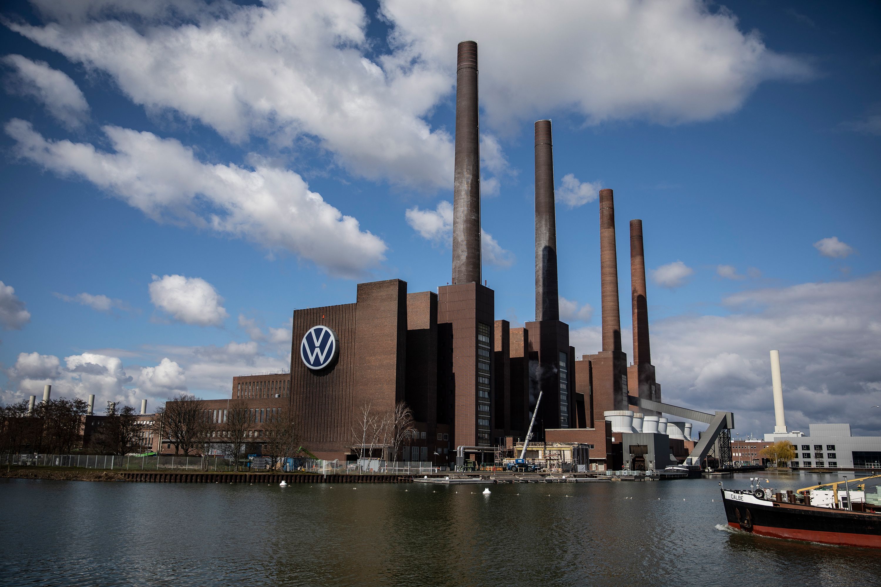 Η Volkswagen καταγράφει πτώση 37% στα κέρδη του πρώτου τριμήνου