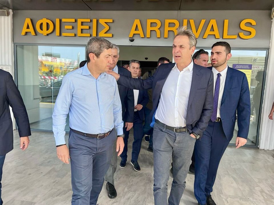 ΥΠΟΚΡΙΣΙΑ! – Ο Αυγενάκης υποδέχτηκε με θέρμη τον Μητσοτάκη!