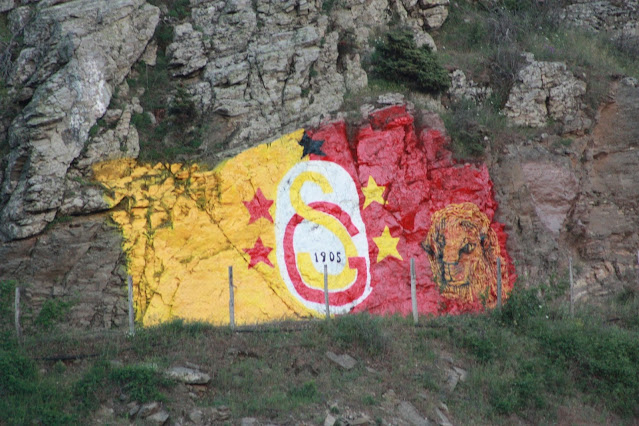 Ο δήμαρχος-διπλωμάτης του τουρκικού παρακράτους που βάφει τη Θράκη… στα κόκκινα!