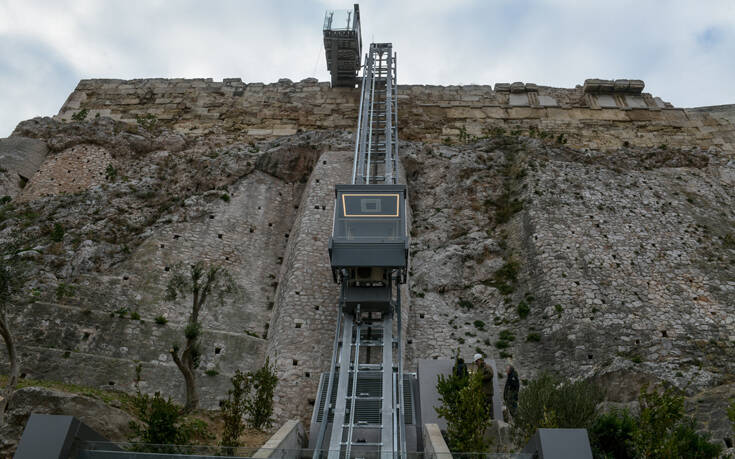 «ΔΙΕΘΝΗΣ ΔΙΑΣΥΡΜΟΣ» Τουρίστες ΑμεΑ από 9 χώρες αποκλεισμένοι στην είσοδο της ακρόπολης