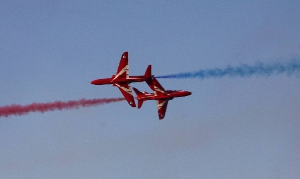 Επέτειος Μάχης της Κρήτης: Τα Red Arrows της Βρετανικής Αεροπορίας «έσκισαν» τον ουρανό! (ΒΙΝΤΕΟ)