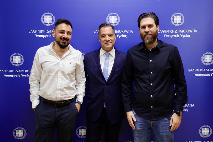 Άδωνης και «Ομάδα Αλήθειας»: Όταν η προπαγάνδα ποζάρει περήφανα – και το Politico κοιτάζει με απορία