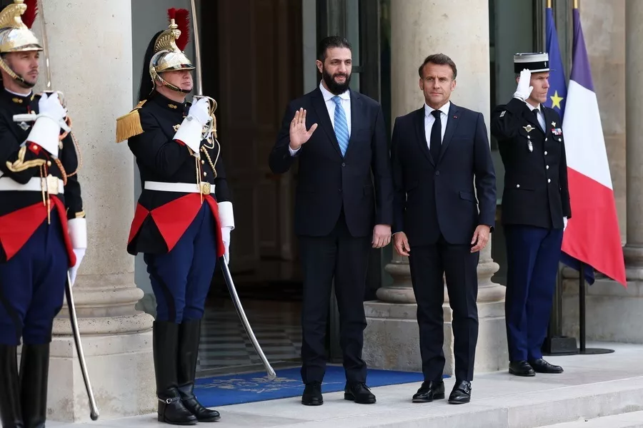 «ΤΡΟΜΟΚΤΑΤΗΣ στο ΕΛΙΖΕ!» Ο Μακρόν υποδέχεται με ανοιχτές αγκάλες τον εξτρεμιστή Τζολάνι