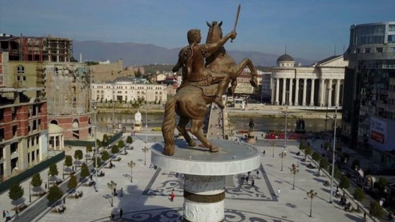 Σκόπια: Τουρκική ημισέληνος κάτω από το άγαλμα του Μεγάλου Αλεξάνδρου – Προκλήσεις χωρίς τέλος (BINTEO)