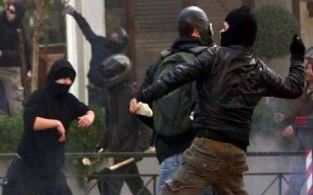 «ΕΜΠΟΛΕΜΗ ΖΩΝΗ» η Νομική – Μολότοφ, πετροπόλεμος και 7 συλλήψεις στα Εξάρχεια