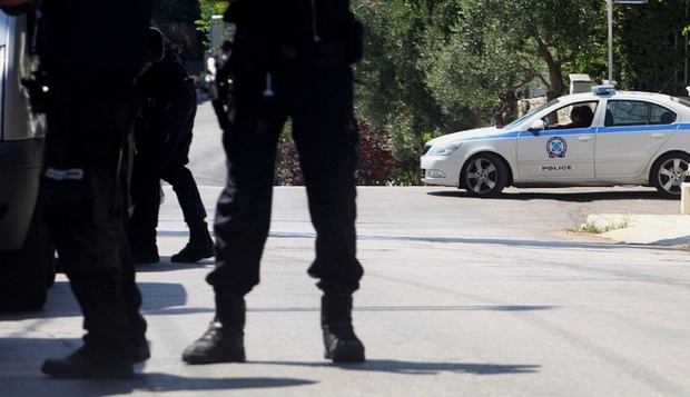 Θα σας σκοτώσω – Κάνε πίσω!» Αστυνομικός πυροβόλησε 50χρονο κατά τη σύλληψη στη Καλλιθέα