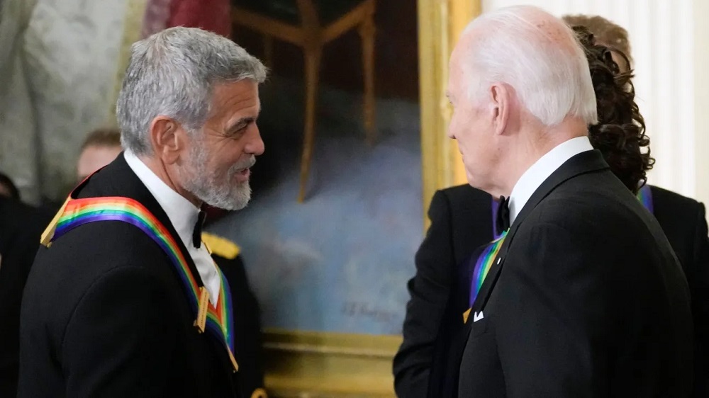 «ΞΕΤΥΛΙΓΕΤΑΙ» το κουβάρι των «ΑΠΟΚΑΛΥΨΕΩΝ» για τον Μπάιντεν: «ΣΥΝΑΝΤΗΣΕ» τον Κλούνεϊ και «ΔΕΝ ΤΟΝ ΑΝΑΓΝΩΡΙΣΕ»