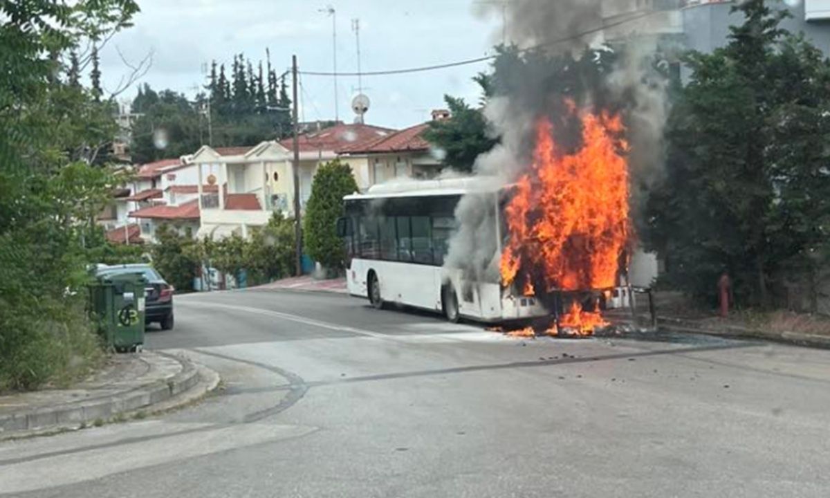 «ΣΥΝΑΓΕΡΜΟΣ»: Φωτιά σε εν κινήσει λεωφορείο στο Πανόραμα Θεσσαλονίκης!