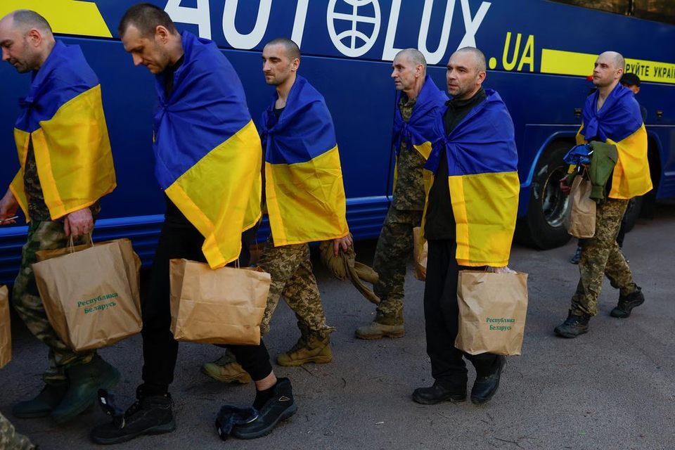 Ρωσία και Ουκρανία «ΑΝΤΑΛΑΣΣΟΥΝ» 307 στρατιώτες