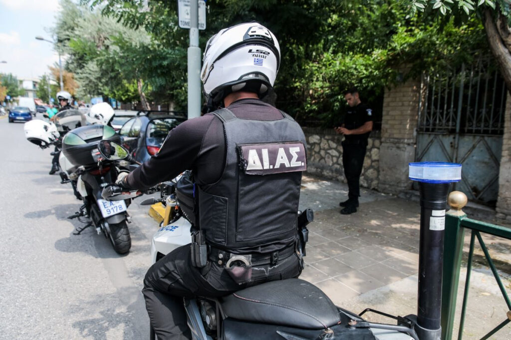 «ΟΜΑΔΑ ΔΙ.ΑΣ.» – «Τιμήθηκαν» για «ΑΥΤΟΘΥΣΙΑ» – 14 ΧΡΟΝΙΑ μετά, ΑΣΤΥΝΟΜΙΚΟΣ που ΤΡΑΥΜΑΤΙΣΤΗΚΕ «βαριά» από «ΠΥΡΑ» κακοποιών ΚΑΙ συνάδελφός του που «ΕΣΩΣΕ» γυναίκα από «ΠΥΡΚΑΓΙΑ» πριν από 6 χρόνια (ΦΩΤΟ)