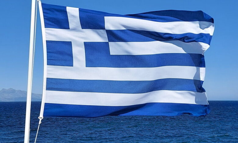 “ΘΡΑΣΥΤΑΤΗ ΕΠΙΘΕΣΗ” – “ΞΥΛΟΚΟΠΗΣΑΝ ΑΓΡΙΑ” ανήλικο γιατί είχε τσαντάκι με την ΕΛΛΗΝΙΚΗ ΣΗΜΑΙΑ !