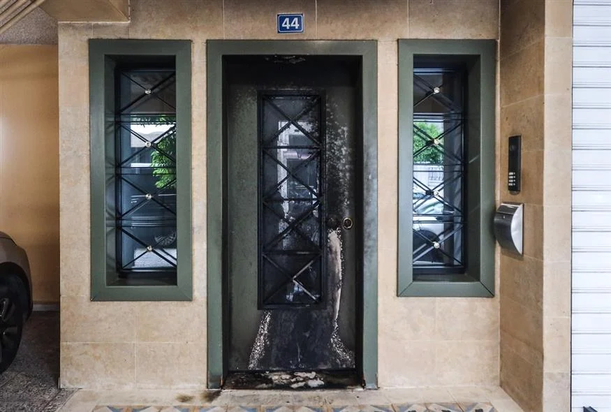 «Για κάθε μπούκα στα σπίτια μας, μια επίσκεψη στα δικά σας» – Η «Συμμορία Επιθετικής Αλληλεγγύης» ανέλαβε την ευθύνη για τις εμπρηστικές επιθέσεις