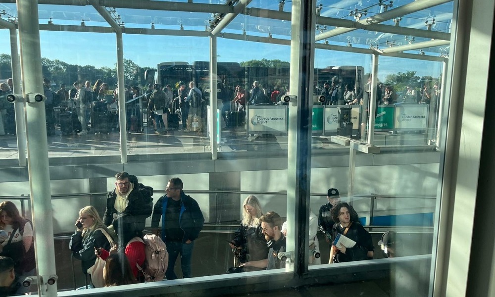 «ΑΛΑΛΟΥΜ» σε βρετανικό αεροδρόμιο: «ΤΙ ΣΥΜΒΑΙΝΕΙ»