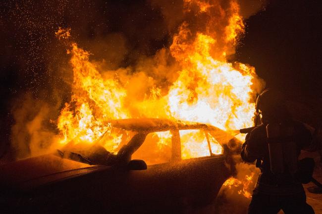 Αστυνομικός «σώζει» κόρη πυροσβέστη από «φλεγόμενο» όχημα – «Υπέστη» σοβαρά εγκαύματα στην προσπάθεια «απεγκλωβισμού»