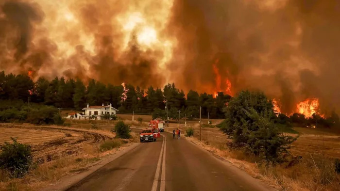Μια καναδική πόλη σχεδόν ερημώνει καθώς μαίνονται πυρκαγιές