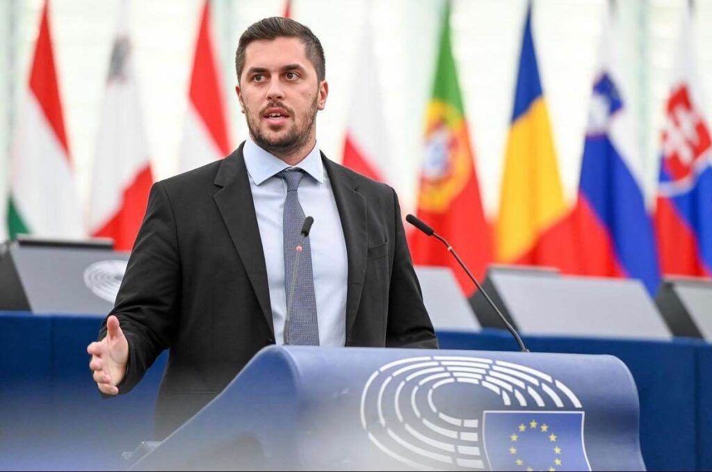 Εμμανουήλ Φράγκος: «Αγωνιζόμαστε για παιδεία με ρίζες, όχι για woke παραμύθια» (ΒΙΝΤΕΟ)