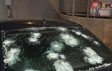 Γάζωσαν το όχημά του και έφυγαν άπραγοι – Μυρίζει αντίποινα η μαφιόζικη ενέδρα