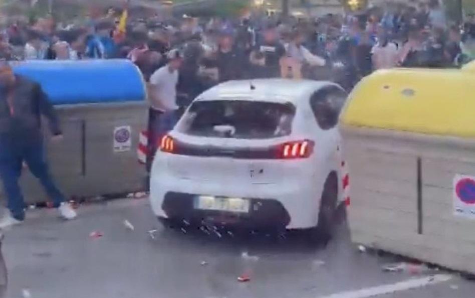 ΣΟΚ! Αυτοκίνητο «ΕΠΕΣΕ ΠΑΝΩ ΣΕ ΠΛΗΘΟΣ» έξω από στάδιο στην Ισπανία! (ΒΙΝΤΕΟ)