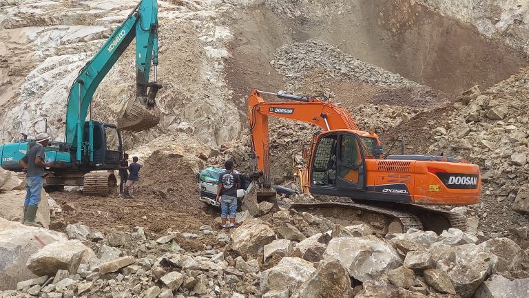 Ινδονησία: Τουλάχιστον 10 νεκροί μετά από «κατολίσθηση» σε λατομείο (Φώτο-Βίντεο)!