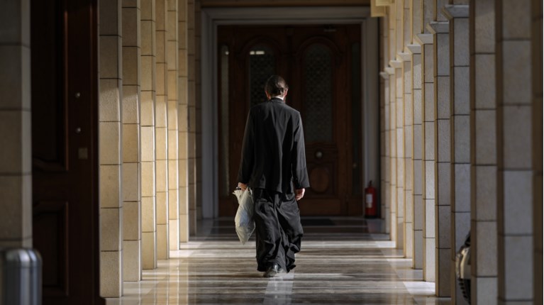 «Τα ράσα δεν κάνουν τον παπά» – Ιερέας συνεργάτης εγκληματιών – Θύμα η γυναίκα που τον εμπιστευόταν
