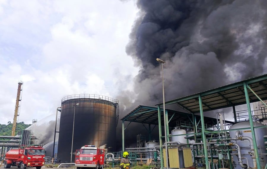 Ισημερινός: «ΦΩΤΙΑ» στο μεγαλύτερο διυλιστήριο πετρελαίου της χώρας!