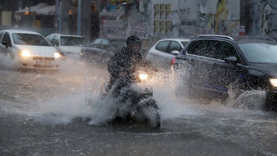 Η έντονη κακοκαιρία προκαλεί προβλήματα – Πώς θα εξελιχθεί ο καιρός;