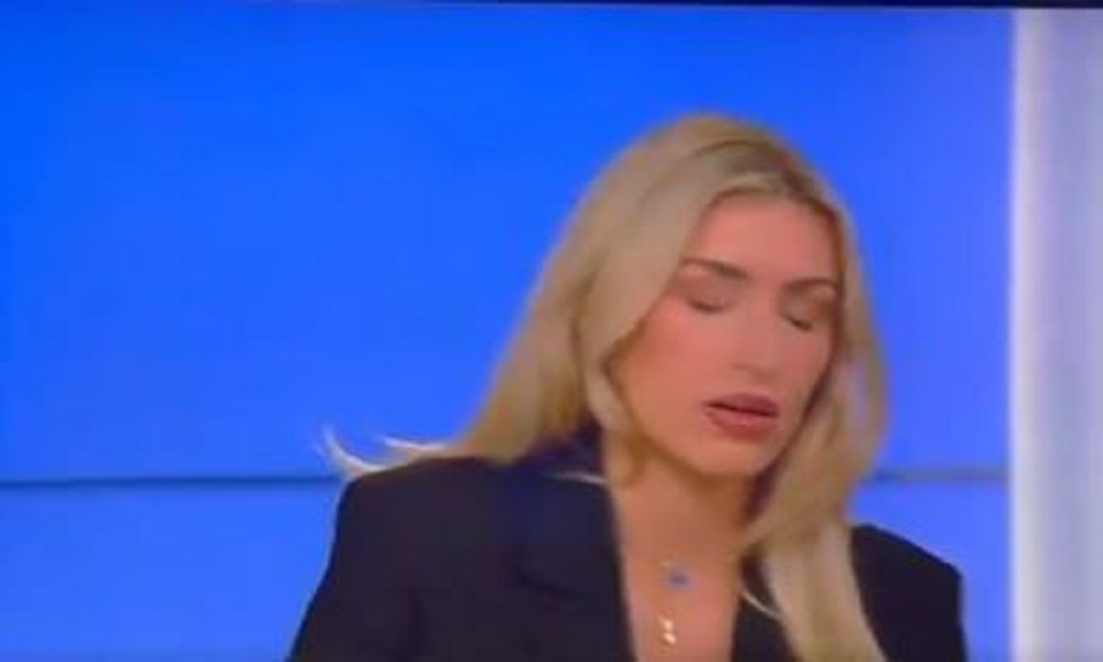 «ΣΟΚ»: Πολιτική σχολιάστρια «λιποθύμησε» σε απευθείας τηλεοπτική μετάδοση (ΒΙΝΤΕΟ)