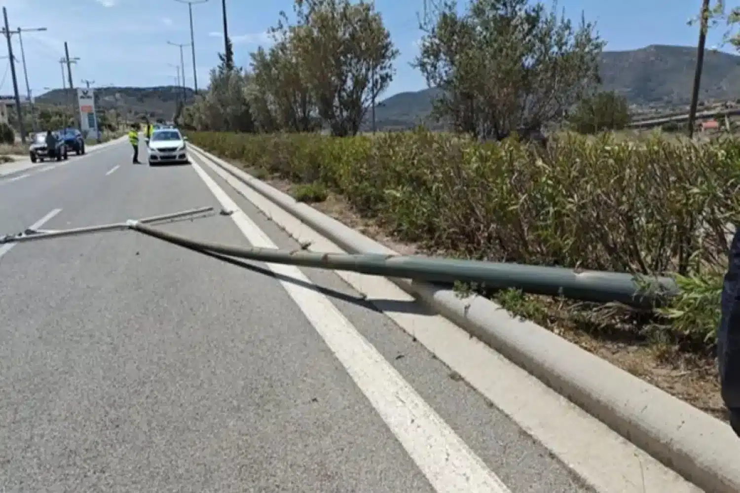 Ακόμη  “πηγαίνουμε κι όπου βγει” – “ΑΠΙΣΤΕΥΤΟ” ΠΕΡΙΣΤΑΤΙΚΟ – “ΣΑΠΙΑ ΚΟΛΩΝΑ” έπεσε στη Λεωφόρο Λαυρίου