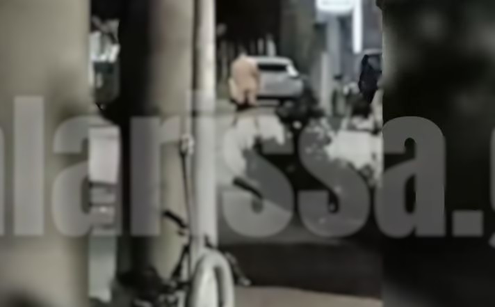Λάρισα: Κυκλοφορούσε «γυμνός» στη μέση του δρόμου… ακούγοντας μουσική!