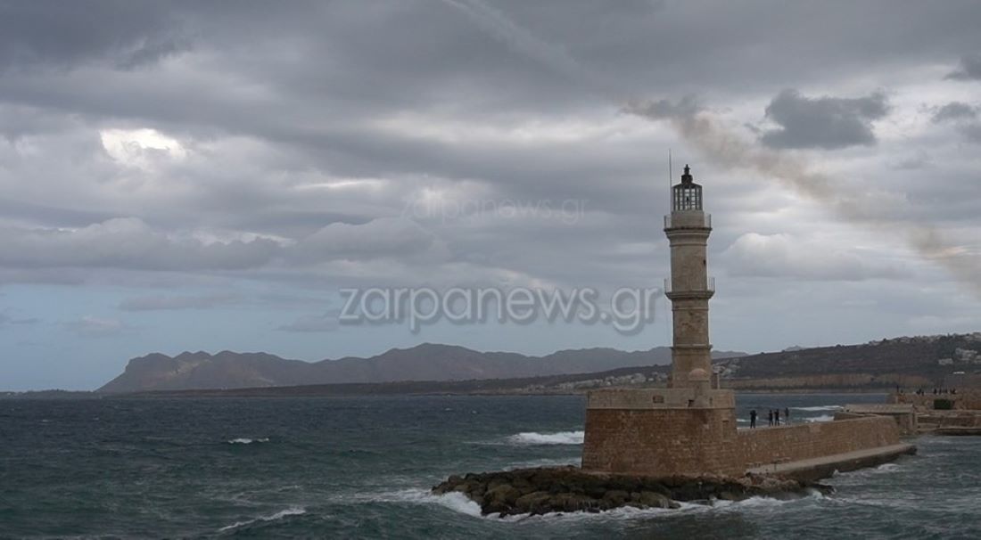 «ΑΝΑΣΤΑΤΩΣΗ» στα Χανιά – «ΑΣΧΕΤΟΙ» τουρίστες «ΚΟΛΛΗΣΑΝ» σκάφος στο Ενετικό Λιμάνι