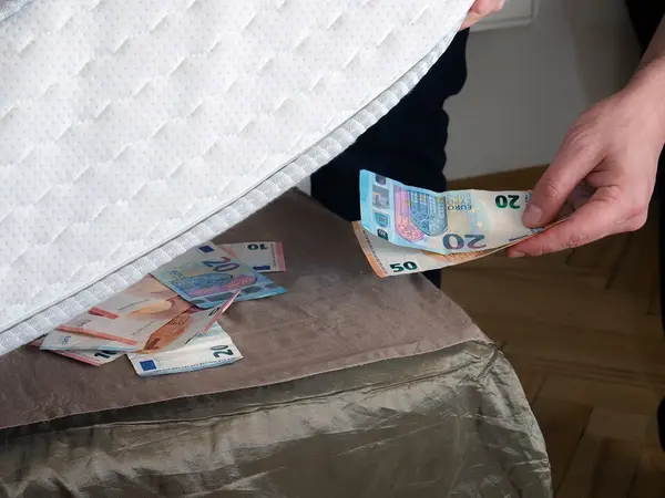 ΜΑΖΕΥΟΥΝ ΤΑ ΜΕΤΡΗΤΑ – «Κάντε το στρώμα σας… ATM!»