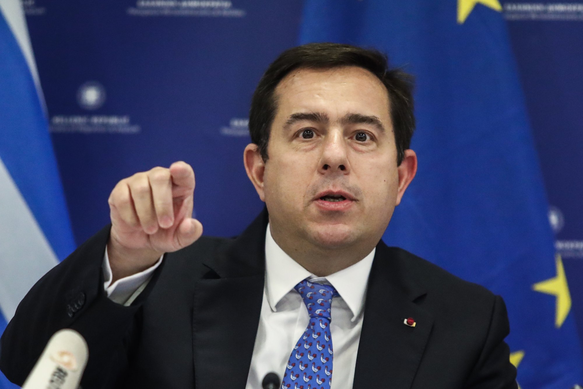 Ο Μηταράκης «ξέπλυνε» τον Καραμανλή στη Βουλή – Οι ευθύνες πάνε στους… διευθυντές