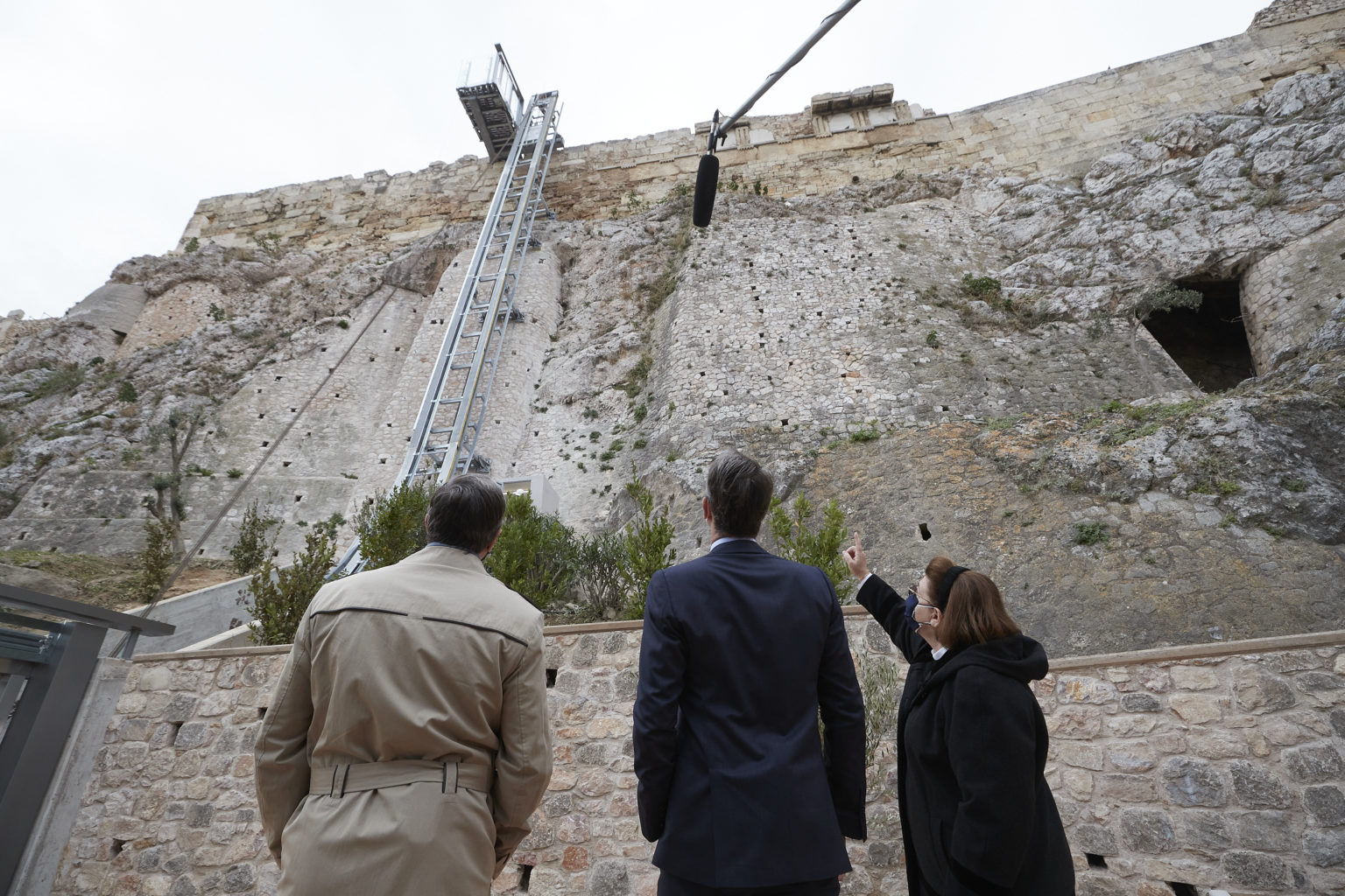 Υπερτουρισμός χωρίς υποδομές – «Κατέρρευσε» ο ανελκυστήρας της Ακρόπολης