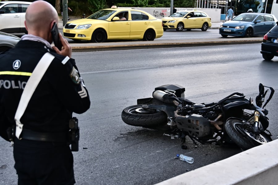 Τροχαίο στη Συγγρού: Μηχανή παρέσυρε πεζό – Δύο τραυματίες