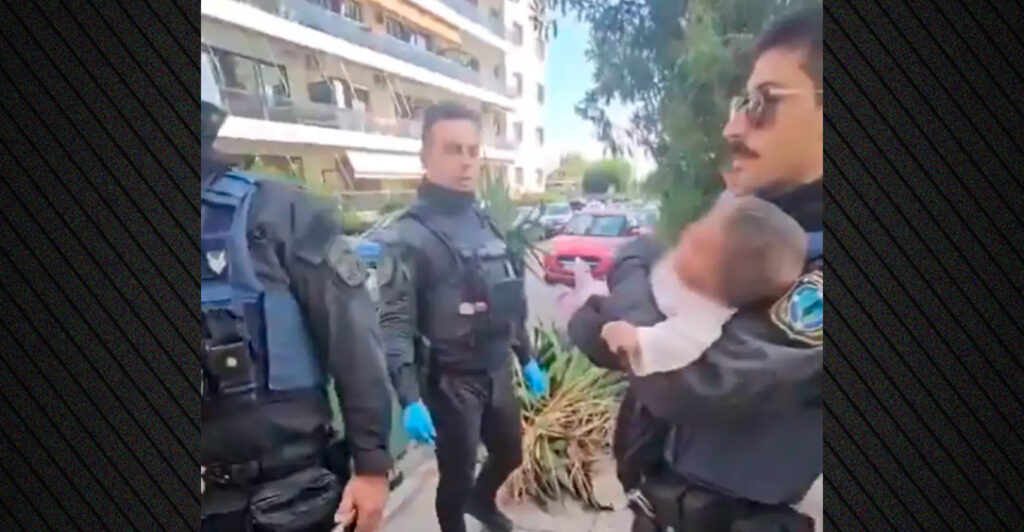 «Έτρεξα και το πήρα αγκαλιά» – Μωρό μόνο του, εγκαταλελειμμένο στις σκουπιδοσακούλες