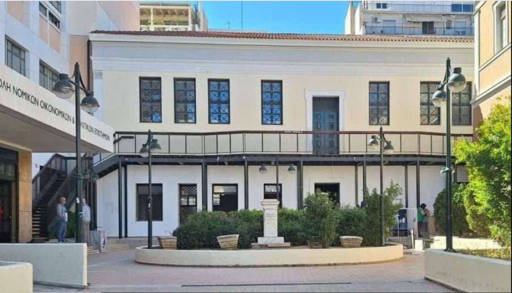 «ΕΠΙΑΣΑΝ ΣΚΟΥΠΑ και ΦΑΡΑΣΙ» – Νομική Αθηνών όπως… Ευρώπη (Βίντεο-Φώτο)