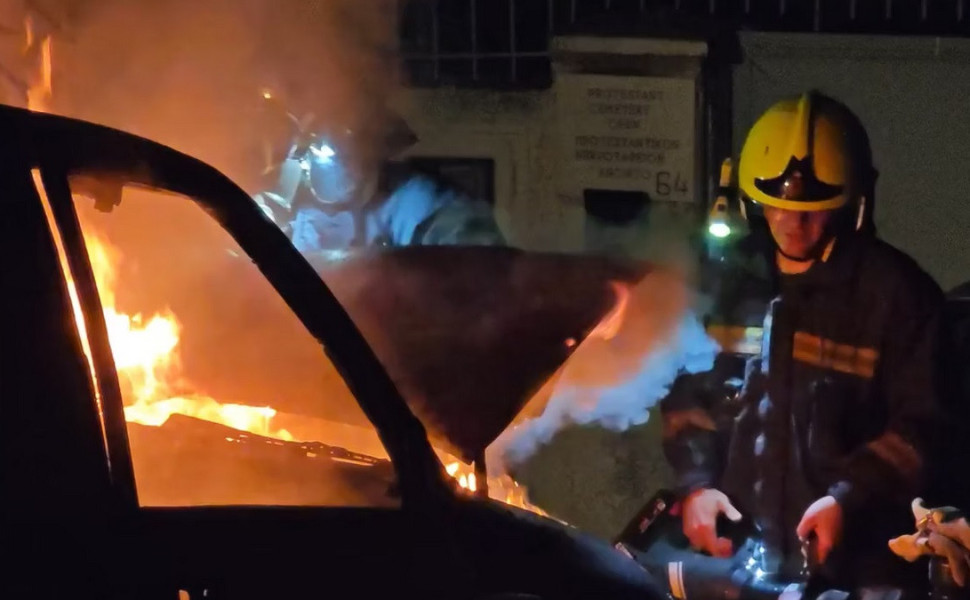 «ΜΥΣΤΗΡΙΟ» με τον «ΚΑΜΜΕΝΟ» άνδρα σε «ΦΛΕΓΟΜΕΝΟ» ΙΧ στο Παγκράτι – Τα «πιθανά σενάρια» για την ΤΡΑΓΩΔΙΑ