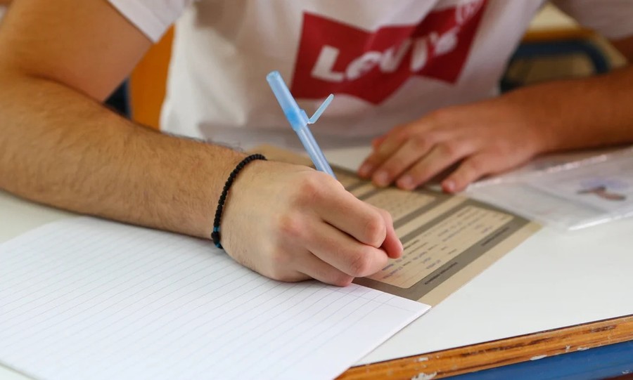 Πανελλαδικές 2025: «ΜΗΔΕΝΙΣΤΗΚΕ» μαθητής επειδή χτύπησε το κινητό του την ώρα της εξέτασης!