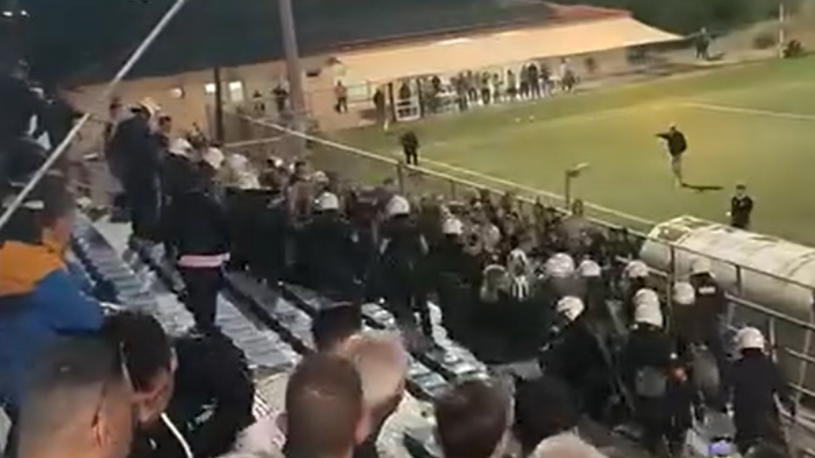 ΑΓΡΙΟ ΞΥΛΟ μεταξύ οπαδών και ΜΑΤ στον τελικό του Κυπέλλου Ερασιτεχνών Αχαΐας!