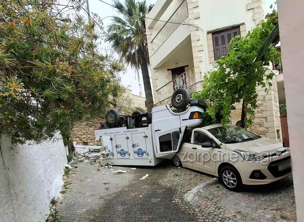«ΑΠΙΣΤΕΥΤΟ» ΤΡΟΧΑΙΟ – Φορτηγό «τούμπαρε» και «κατέληξε» πάνω σε ΙΧ