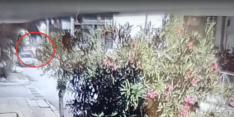 Η «ΣΥΓΚΛΟΝΙΣΤΙΚΗ» στιγμή της μαφιόζικης ενέδρας – Άνοιξαν πυρ σε πολυτελές όχημα