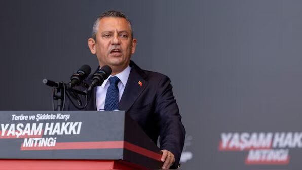 Ο ηγέτης της αντιπολίτευσης της Τουρκίας Οζγκούρ Οζέλ δέχτηκε επίθεση σε εκδήλωση στην Κωνσταντινούπολη