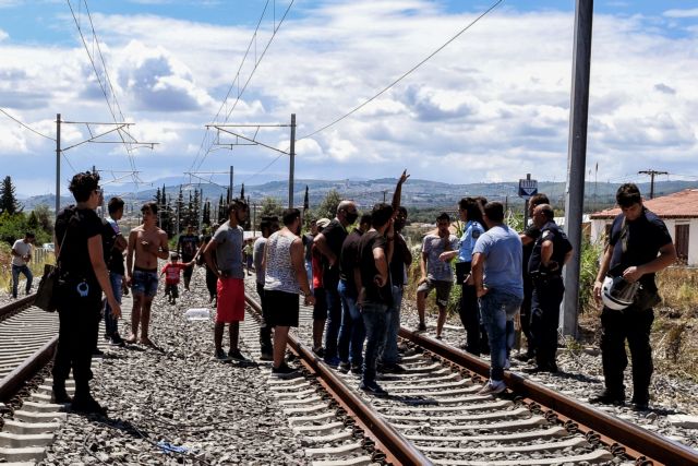 Ρομά «ξεριζώνουν» ράγες μπροστά σε διερχόμενο τρένο – Βίντεο ντοκουμέντο