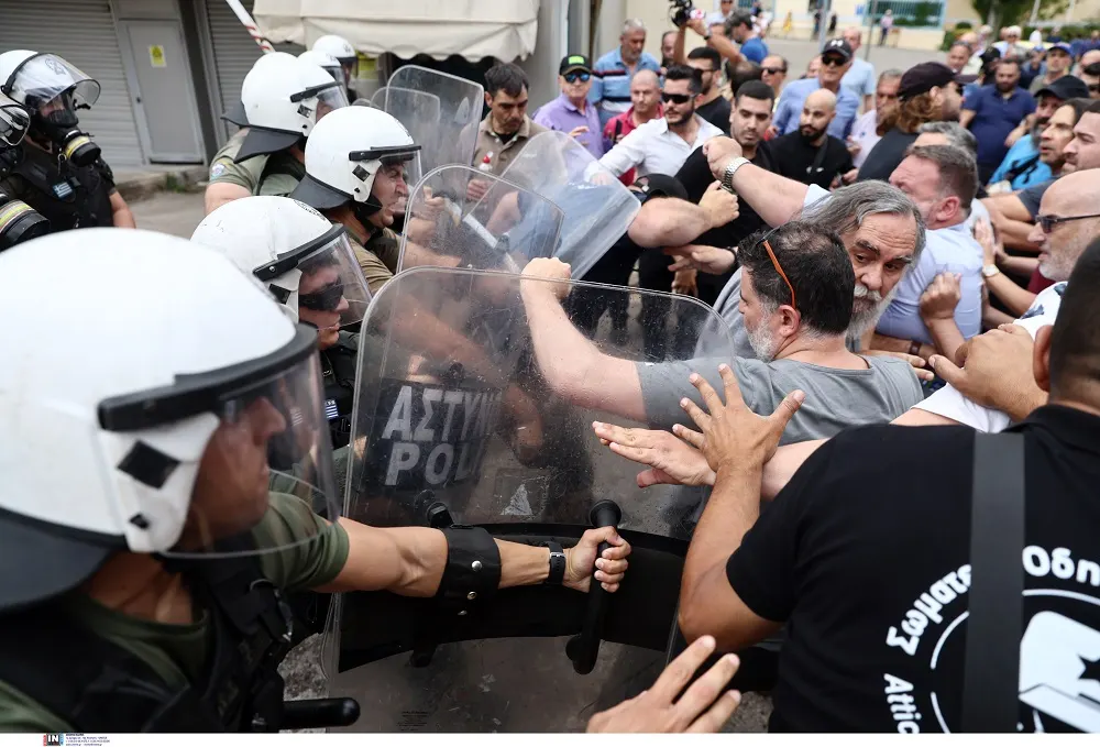 Χημικά και ξύλο στους ταξιτζήδες έξω από το Υπουργείο – Άγρια ένταση με τα ΜΑΤ