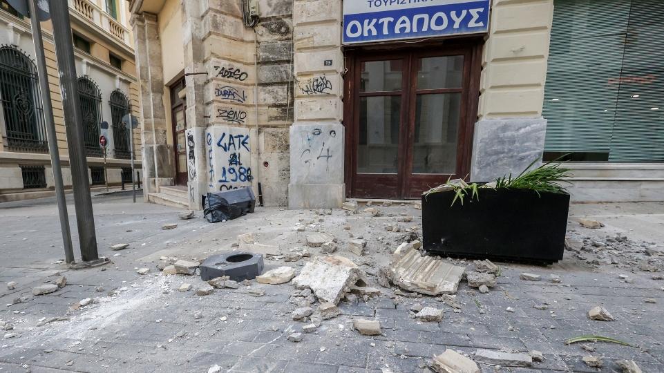 Κατέρρευσαν προσόψεις στο Ηράκλειο – Ο σεισμός «λύγισε» το ιστορικό κέντρο!