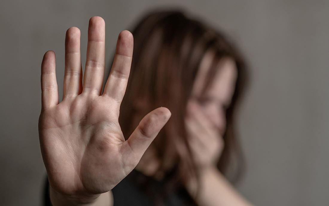 «ΞΥΛΟΚΟΠΗΣΕ» με «ΜΑΝΙΑ» την πρώην σύζυγό του – Την «ΚΟΠΑΝΟΥΣΕ» με καδρόνι στη μέση του δρόμου