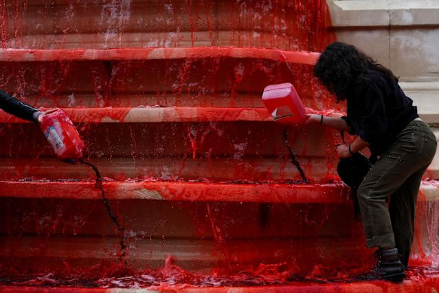 «Αιματοβαμμένο» σιντριβάνι στο Παρίσι – Δείτε Βίντεο
